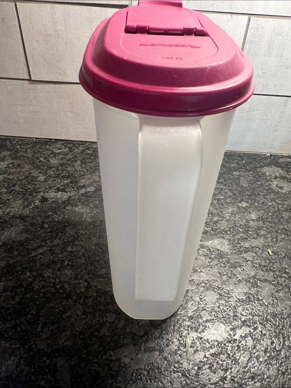 Tupperware Slim Line Plastic Pitcher with Pink Flip Lid   LOOKS NEW.